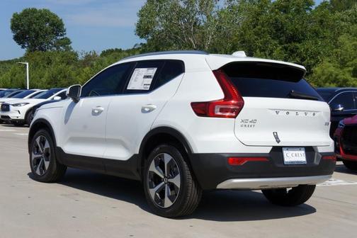 2025 Volvo XC40 B5 Core Bright Theme