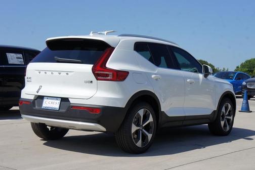 2025 Volvo XC40 B5 Core Bright Theme