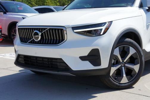 2025 Volvo XC40 B5 Core Bright Theme