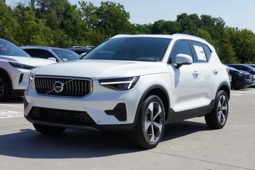 2025 Volvo XC40 B5 Core Bright Theme