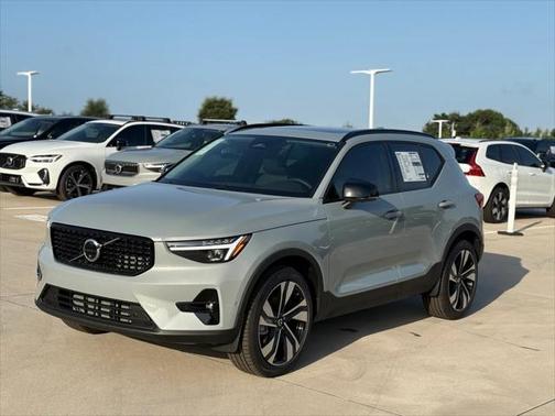 2025 Volvo XC40 B5 Plus Dark Theme