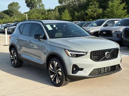 2025 Volvo XC40 B5 Plus Dark Theme