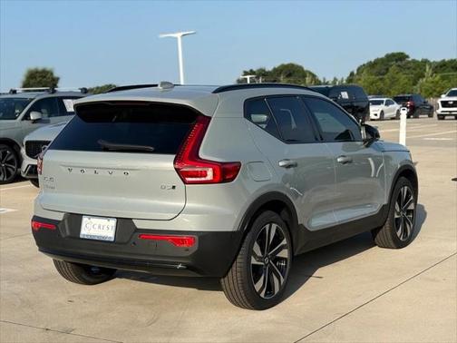2025 Volvo XC40 B5 Plus Dark Theme