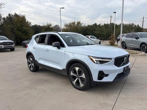 2025 Volvo XC40 B5 Plus Dark Theme