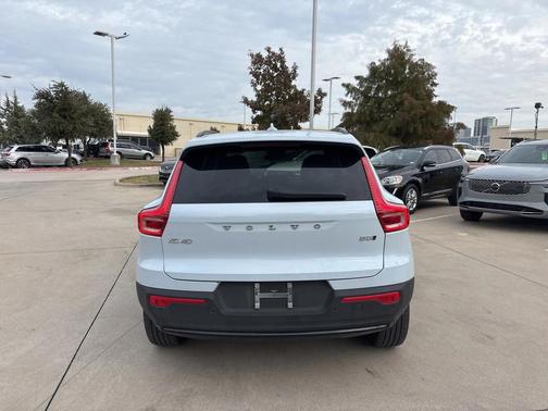 2025 Volvo XC40 B5 Plus Dark Theme