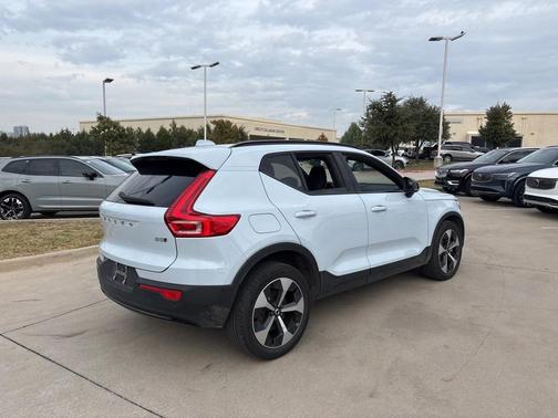 2025 Volvo XC40 B5 Plus Dark Theme