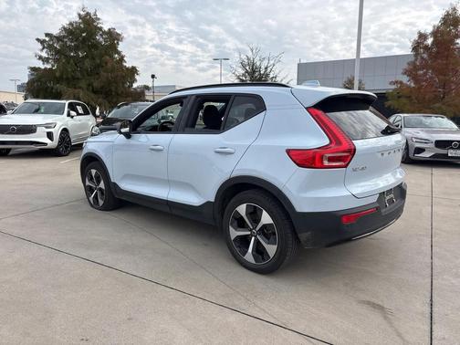 2025 Volvo XC40 B5 Plus Dark Theme