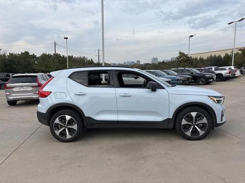 2025 Volvo XC40 B5 Plus Dark Theme