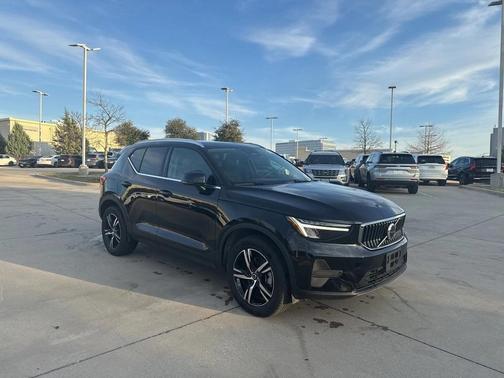2025 Volvo XC40 B5 AWD