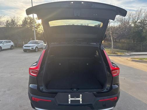 2025 Volvo XC40 B5 AWD