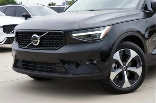 2025 Volvo XC40 B5 Plus Bright Theme