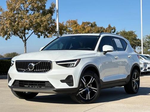 2025 Volvo XC40 B5 AWD