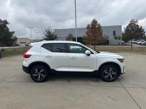 2025 Volvo XC40 B5 AWD