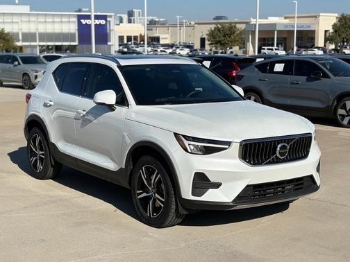 2025 Volvo XC40 B5 AWD