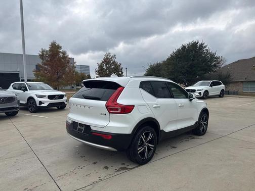 2025 Volvo XC40 B5 AWD
