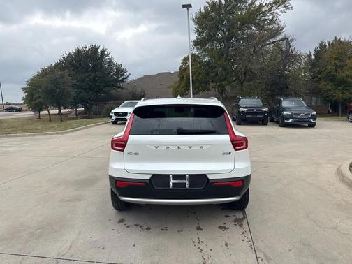 2025 Volvo XC40 B5 AWD