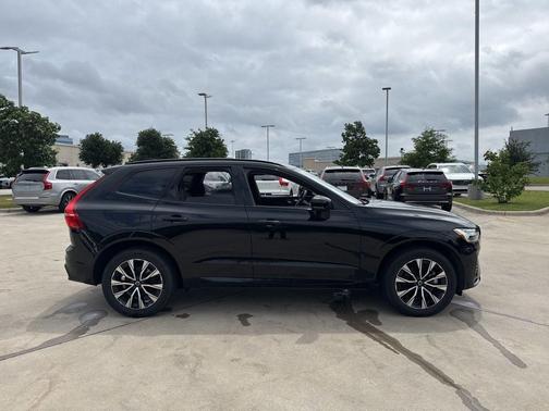 Onyx Black Metallic 2025 Volvo XC60 B5 Plus