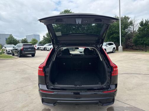 Onyx Black Metallic 2025 Volvo XC60 B5 Plus