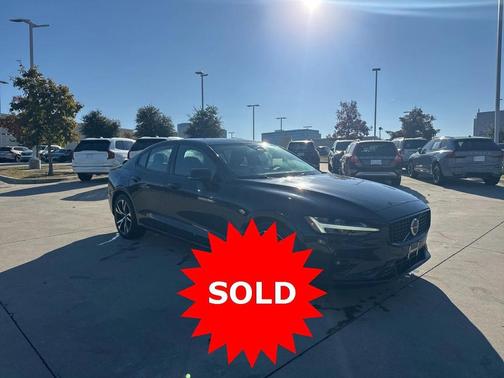 2024 Volvo S60 B5 Dark Theme