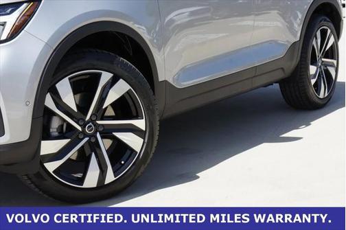 2025 Volvo XC40 B5 Plus Bright Theme