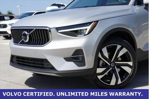 2025 Volvo XC40 B5 Plus Bright Theme
