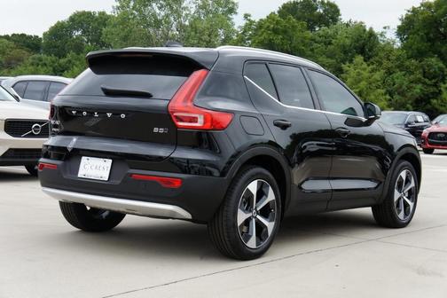 2025 Volvo XC40 B5 Core Bright Theme