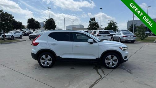 Ice White 2019 Volvo XC40 T5 Momentum