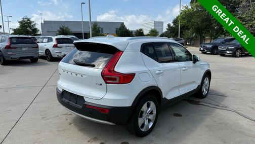 Ice White 2019 Volvo XC40 T5 Momentum