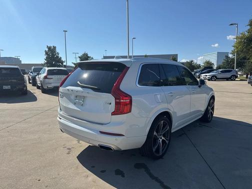 2021 Volvo XC90 T6 Momentum