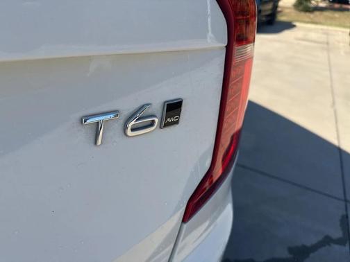 2021 Volvo XC90 T6 Momentum