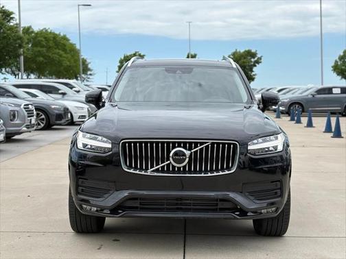2022 Volvo XC90 T6 Momentum