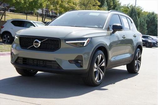 2025 Volvo XC40 B5 Plus Dark Theme