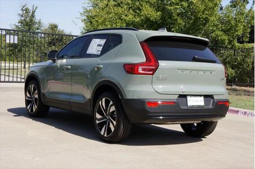 2025 Volvo XC40 B5 Plus Dark Theme