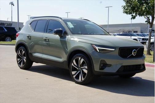 2025 Volvo XC40 B5 Plus Dark Theme