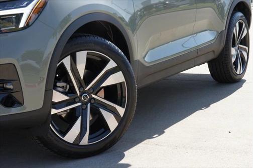 2025 Volvo XC40 B5 Plus Dark Theme