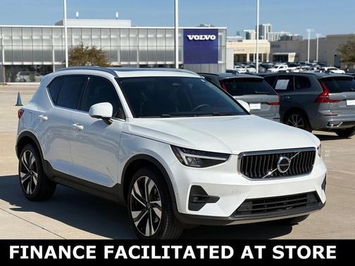 2023 Volvo XC40 B5 Plus Bright Theme