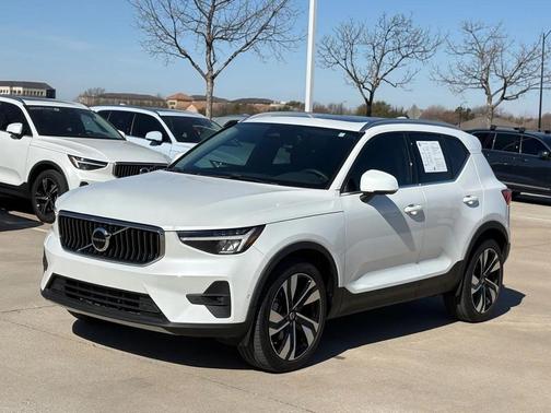 2023 Volvo XC40 B5 Plus Bright Theme