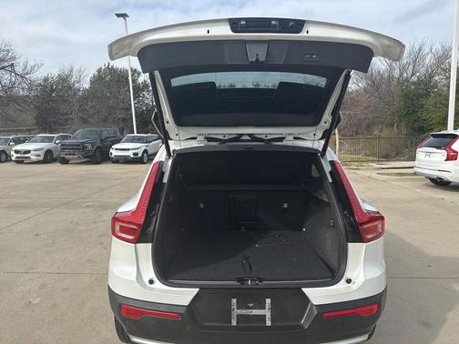 2023 Volvo XC40 B5 Plus Bright Theme