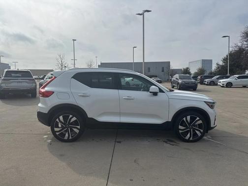 2023 Volvo XC40 B5 Plus Bright Theme