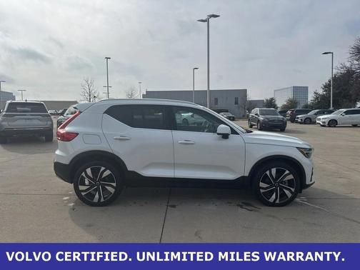 2023 Volvo XC40 B5 Plus Bright Theme