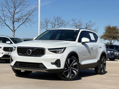 2023 Volvo XC40 B5 Plus Bright Theme