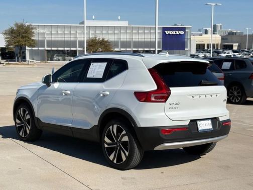 2023 Volvo XC40 B5 Plus Bright Theme