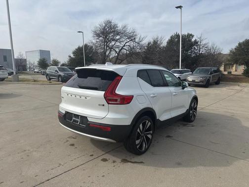 2023 Volvo XC40 B5 Plus Bright Theme