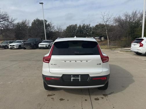2023 Volvo XC40 B5 Plus Bright Theme