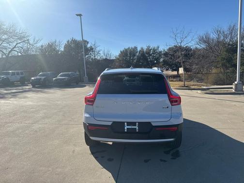 2025 Volvo XC40 B5 AWD