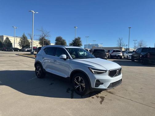 2025 Volvo XC40 B5 AWD