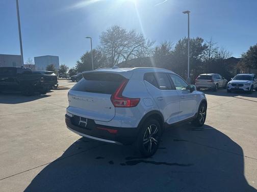 2025 Volvo XC40 B5 AWD