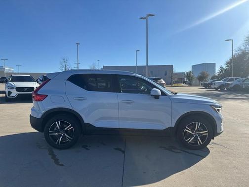 2025 Volvo XC40 B5 AWD