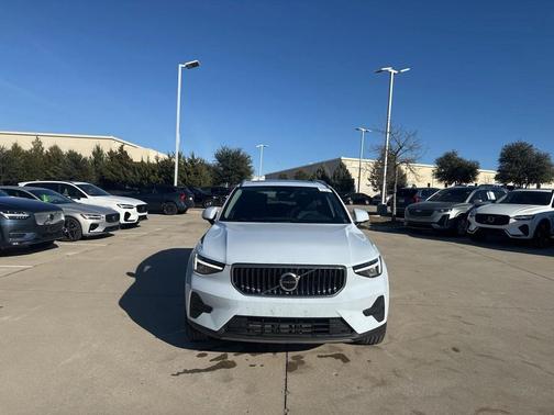 2025 Volvo XC40 B5 AWD
