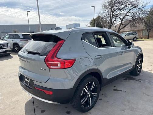 2025 Volvo XC40 B5 AWD